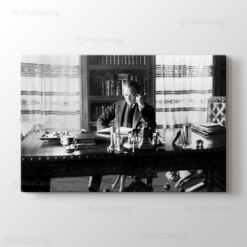 Atatürk Kitap Okurken görseli.