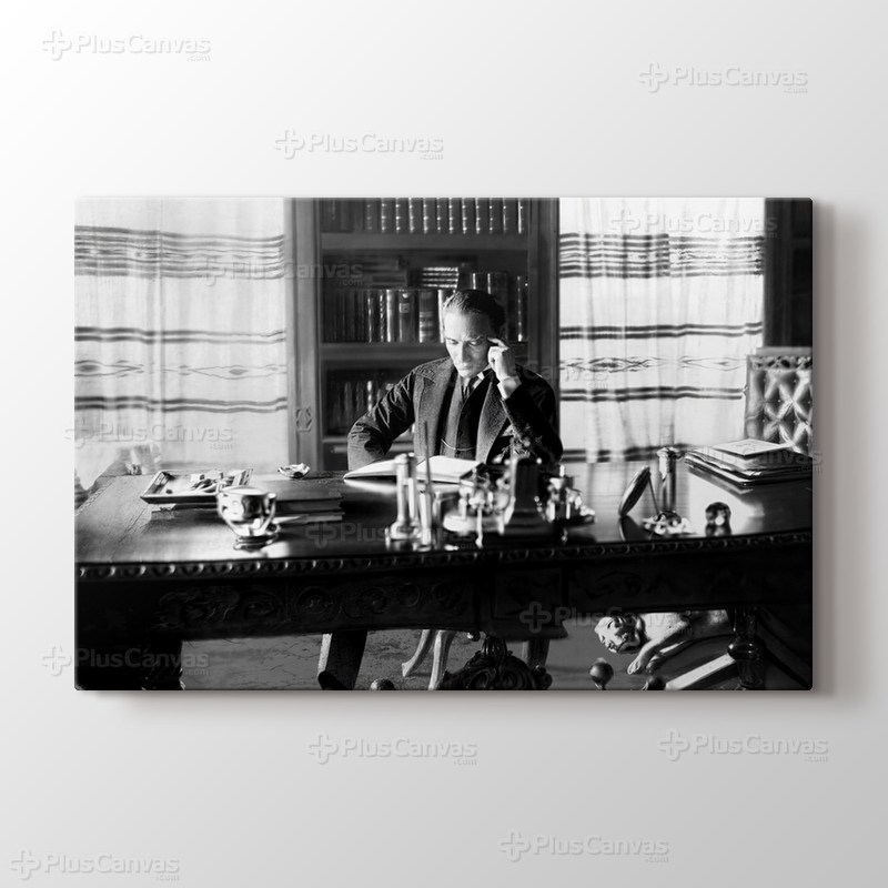 Atatürk Kitap Okurken görseli.