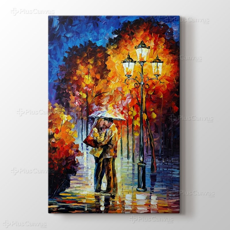 Yağmur altında Öpüşenler görseli.