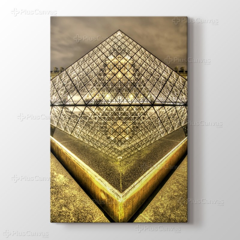 Louvre Pyramid görseli.